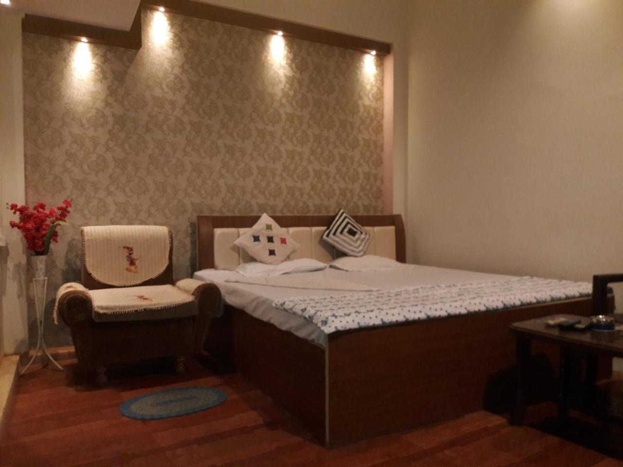 Buddha Guest House พาราณสี ภายนอก รูปภาพ